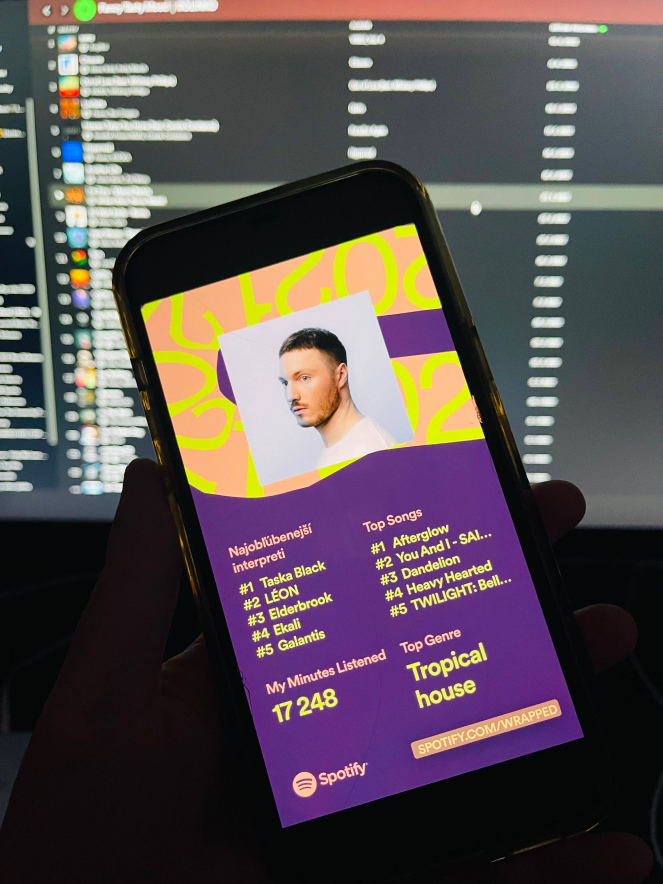 Fotka iphone mobilu so štatistikou Spotify Wrapped 2021 a zoznam 5 najpočúvanejších piesní a najobľúbenejších intepretov